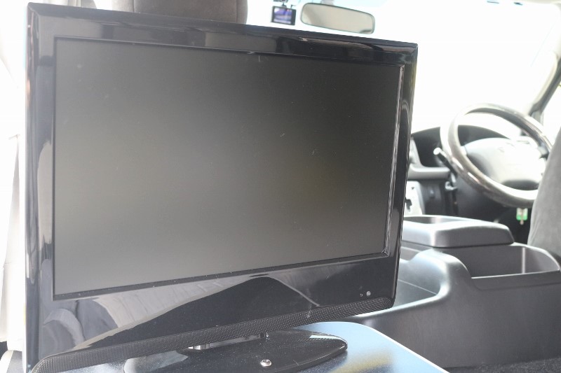 リアにはテレビがついてますのでドライブも飽きません♪♪