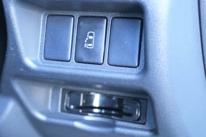 運転席からパワースライドドアの操作が出来ます！