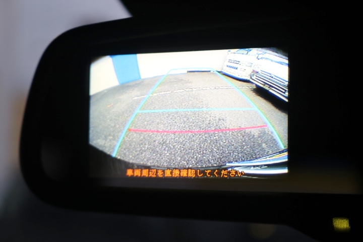 バックカメラ内蔵型リヤミラーが装備されています！