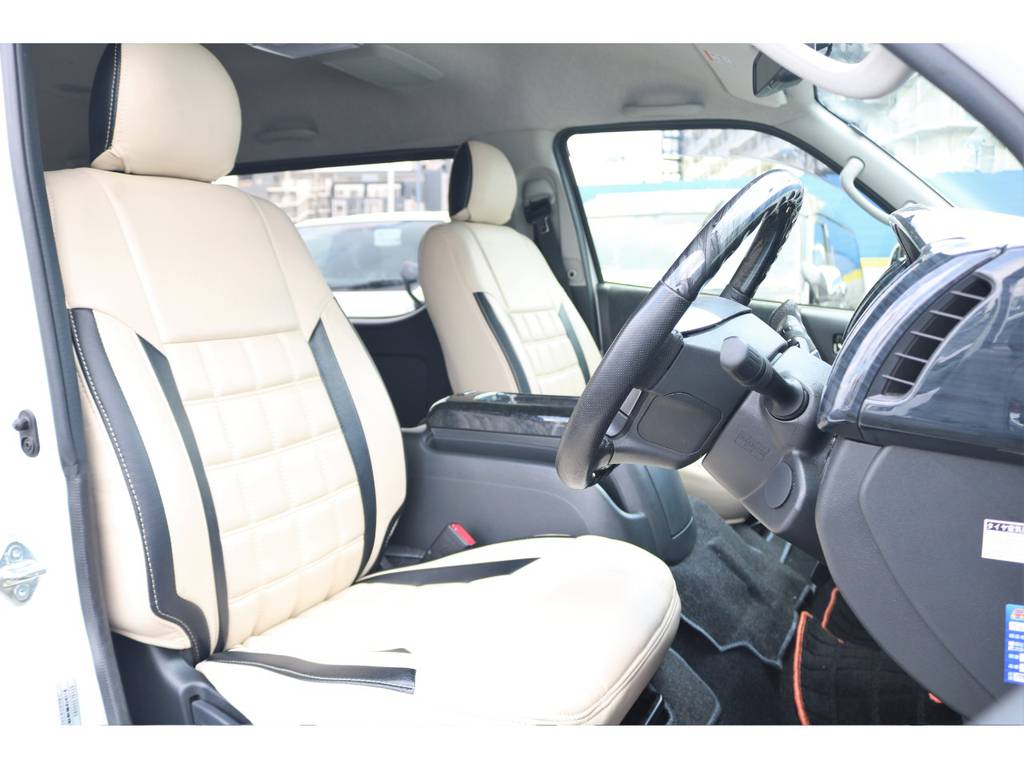 足元が広い運転席にもワッフルシートカバーでロングドライブも快適に！