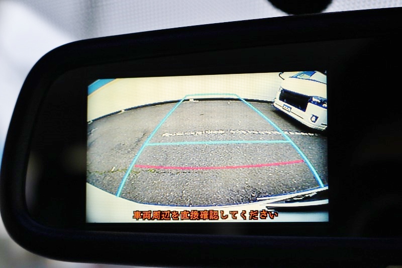 バックカメラ内蔵自動防眩ミラーでナビと２画面でバックカメラの確認が出来ます。