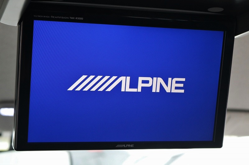 アルパイン製フリップダウンモニターでロングドライブも飽きません！