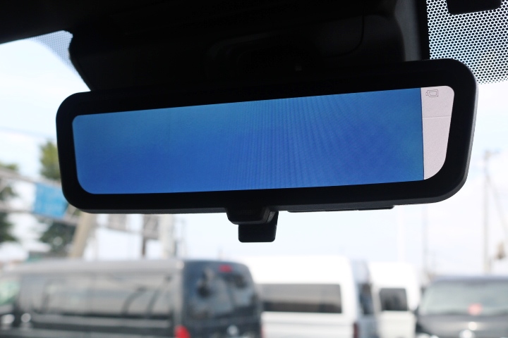 新メーカーオプションのデジタルインナーミラーが付いています！