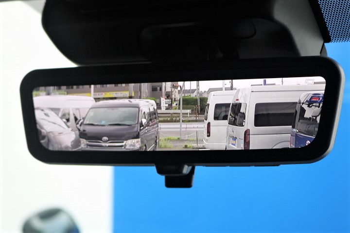 新メーカーオプションのデジタルインナーミラー装備です♪