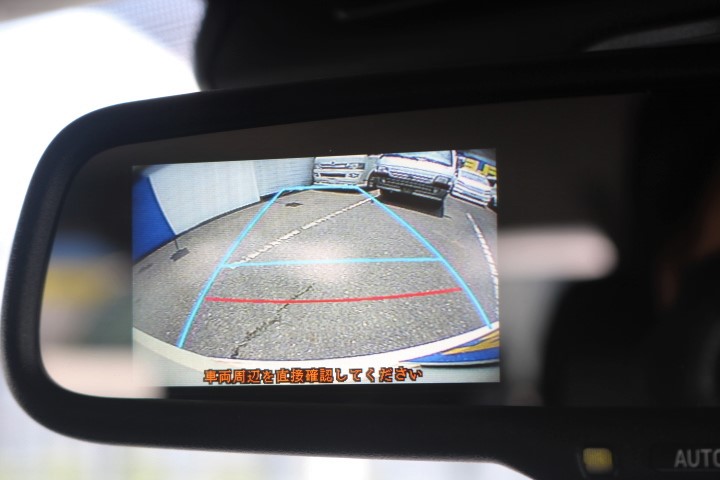 バックカメラ付き自動防眩ミラーがメーカーオプションで付いています！