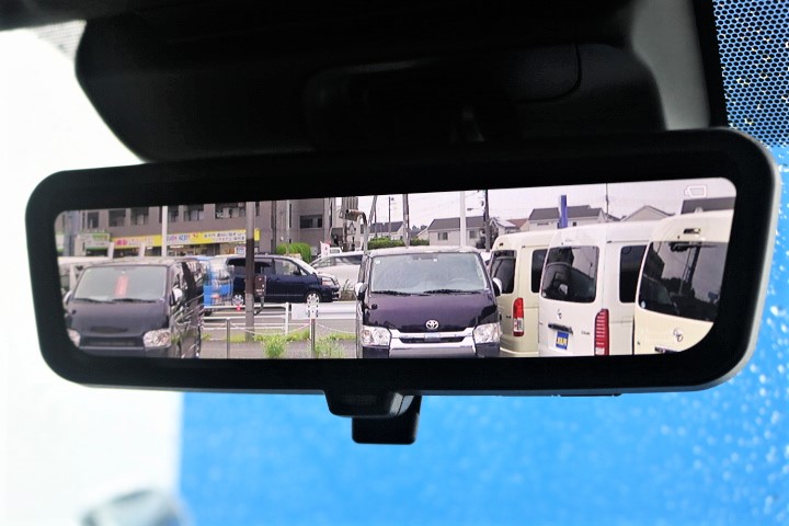 新メーカーオプションのデジタルインナーミラーが装備されています！