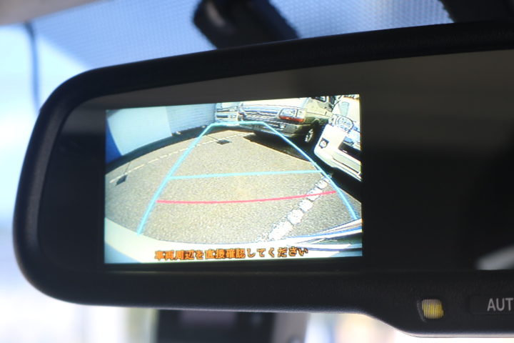メーカーオプションでバックカメラ連動自動防眩ミラーが付いています！