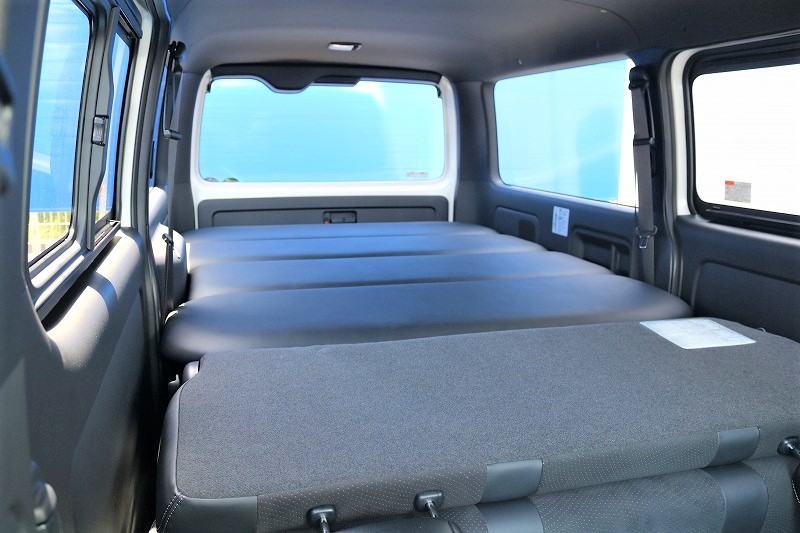 ベッドキット付きなので、車中泊も楽々♪