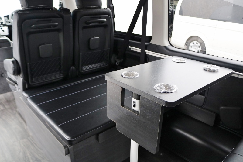サイドテーブル付きなので、車内でお食事も楽々です♪