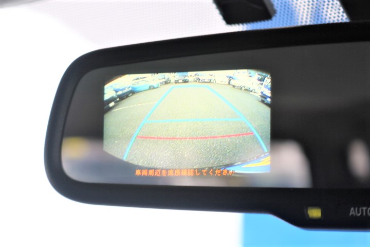 メーカーオプションで、バックカメラ付き自動防眩インナーミラー装備です！