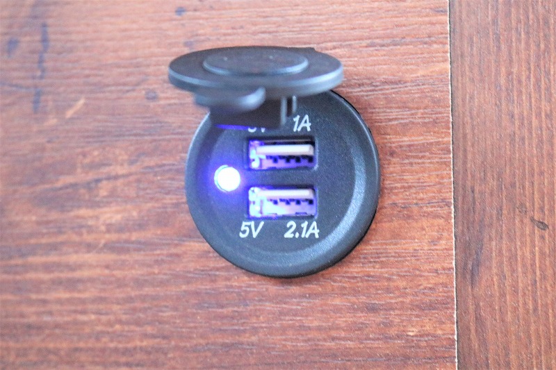 セカンドシートにUSB充電器を完備！
