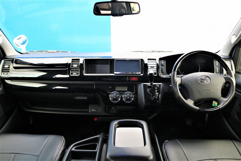 ピアノブラックで統一されたフロント周り！