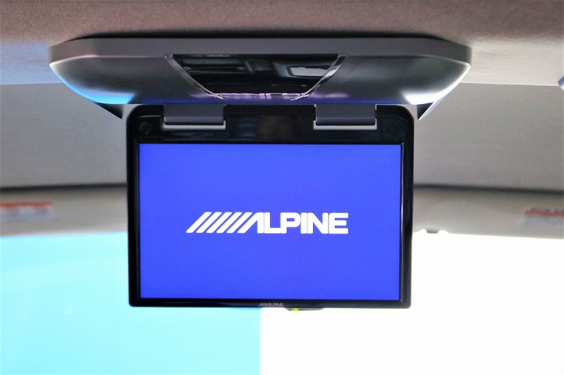 ロングドライブも飽きないフリップダウンモニター！