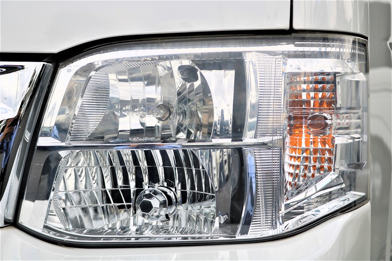 夜間も明るいキセノンヘッドライト！