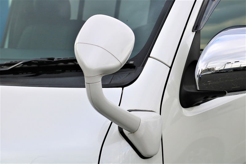 フロントアンダーミラーはボディ同色！