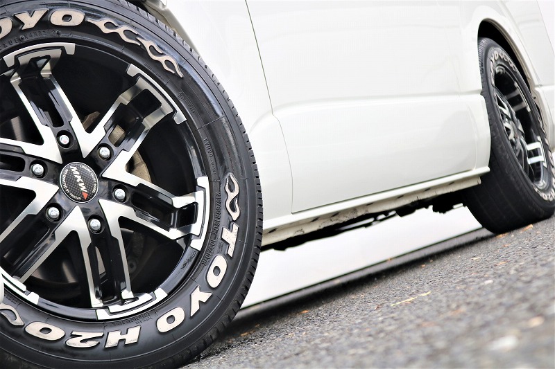 ホワイトボディーにブラックホイールがマッチしてます！