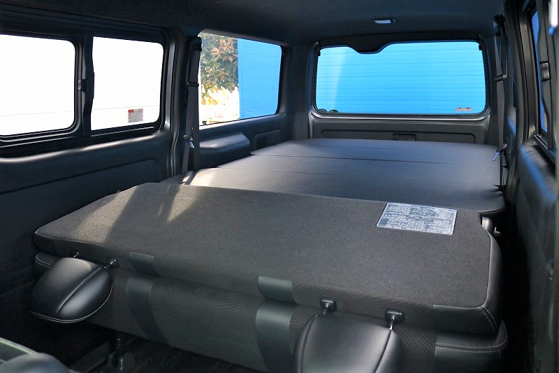 ベッドキット付きですので、車中泊も楽々♪