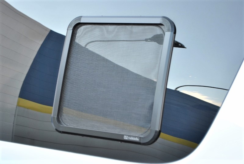 小窓には虫も入ってこない網戸付きです！