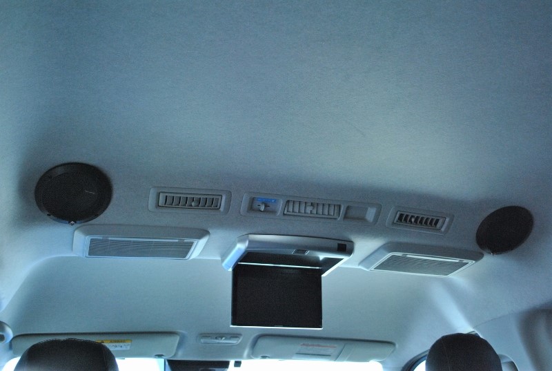 セカンドシートに優しい天井スピーカー＆フリップダウンモニター付き！