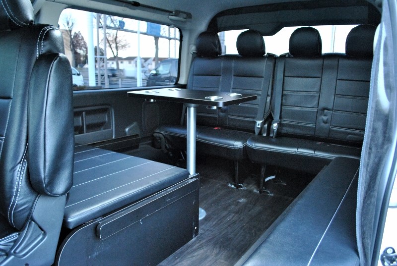 リアシートは対面にてお茶ができます！