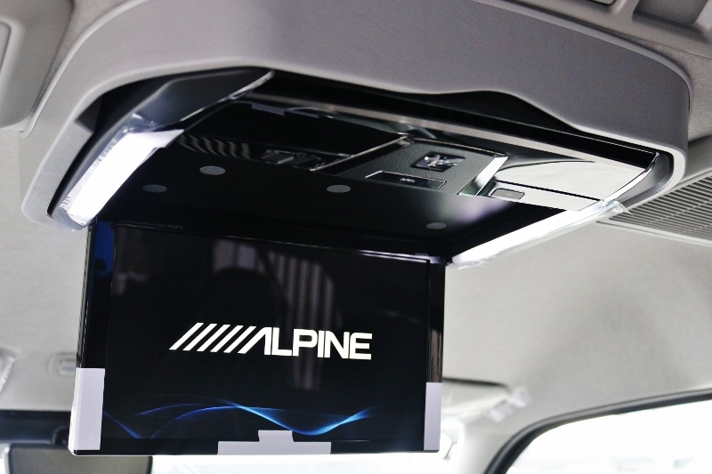 フリップダウンモニターで後部座席の人も快適！ALPINE！