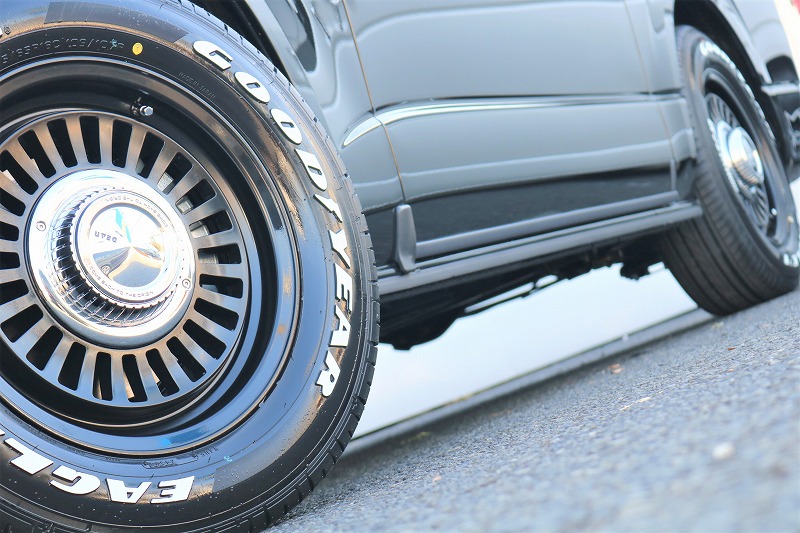 ハイエースユーザーから大人気のディーン　カリフォルニアアルミホイールとナスカータイヤの組み合わせ！