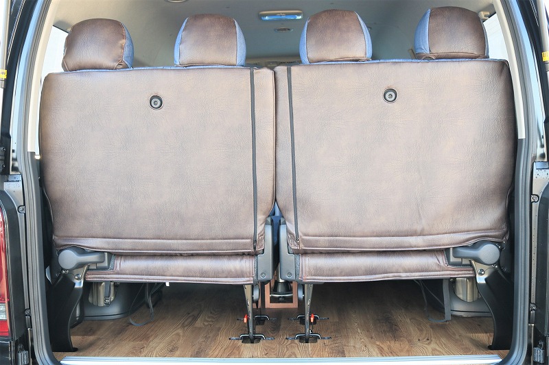 背面の茶色レザーがオシャレポイントを上げます！