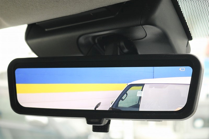 荷物が多くても後ろを見られるメーカーオプションのデジタルインナーミラー！