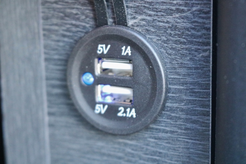 セカンドシートにUSB充電器完備です