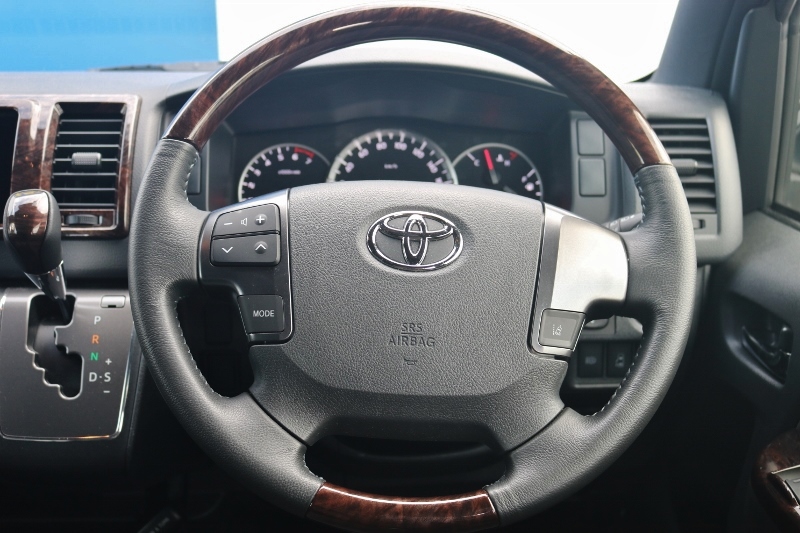 運転席周りも茶木目マホガニー調が使用されていて高級感があります！