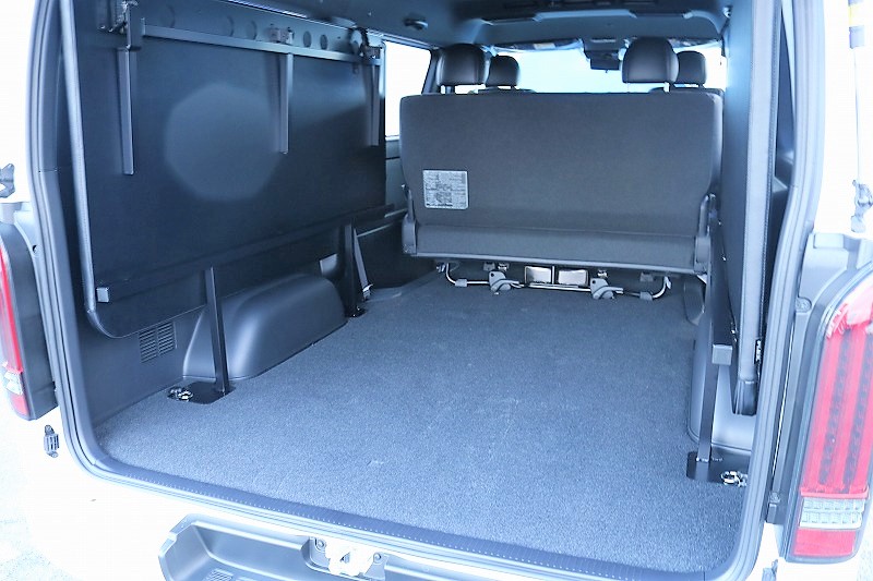 ベットキットを跳ね上げると荷室が確保できます！
