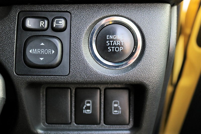 今は主流なプッシュスタート！　運転席からスライドドアを開閉できるボタン付き！