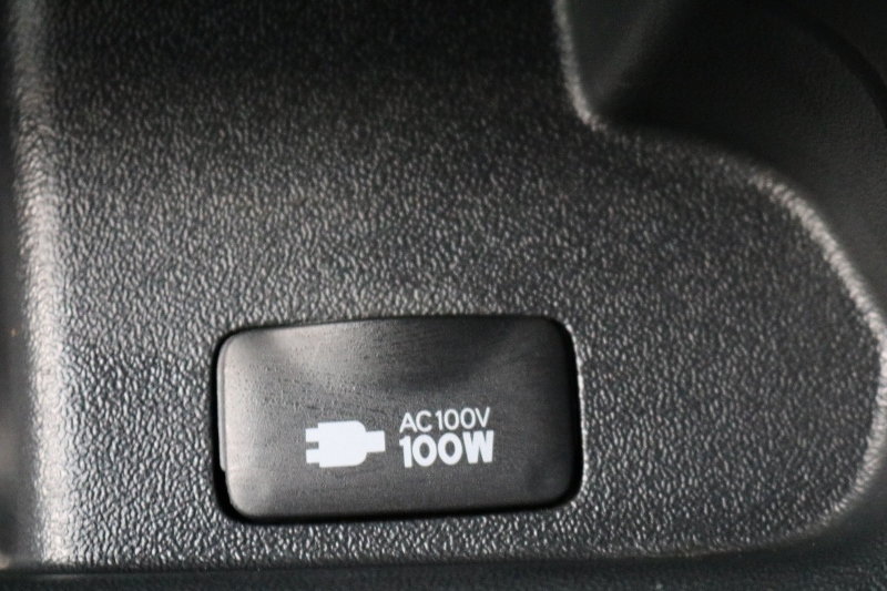 グローブボックス下にはAC100V電源装備！