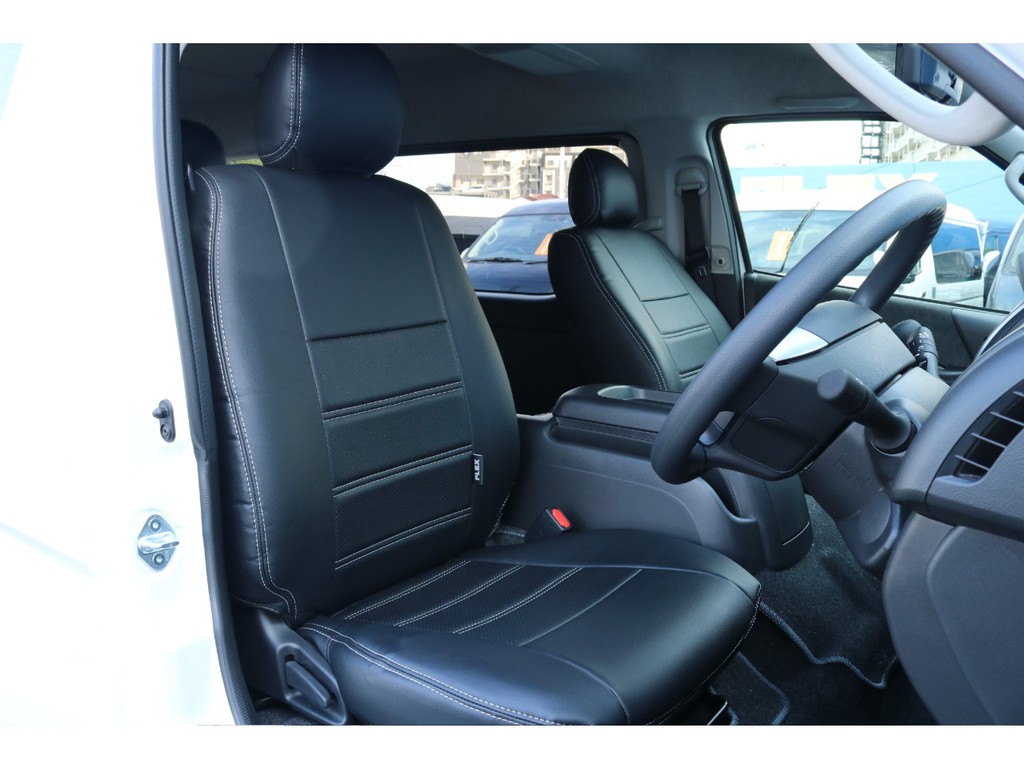 運転席、助手席も広々快適です