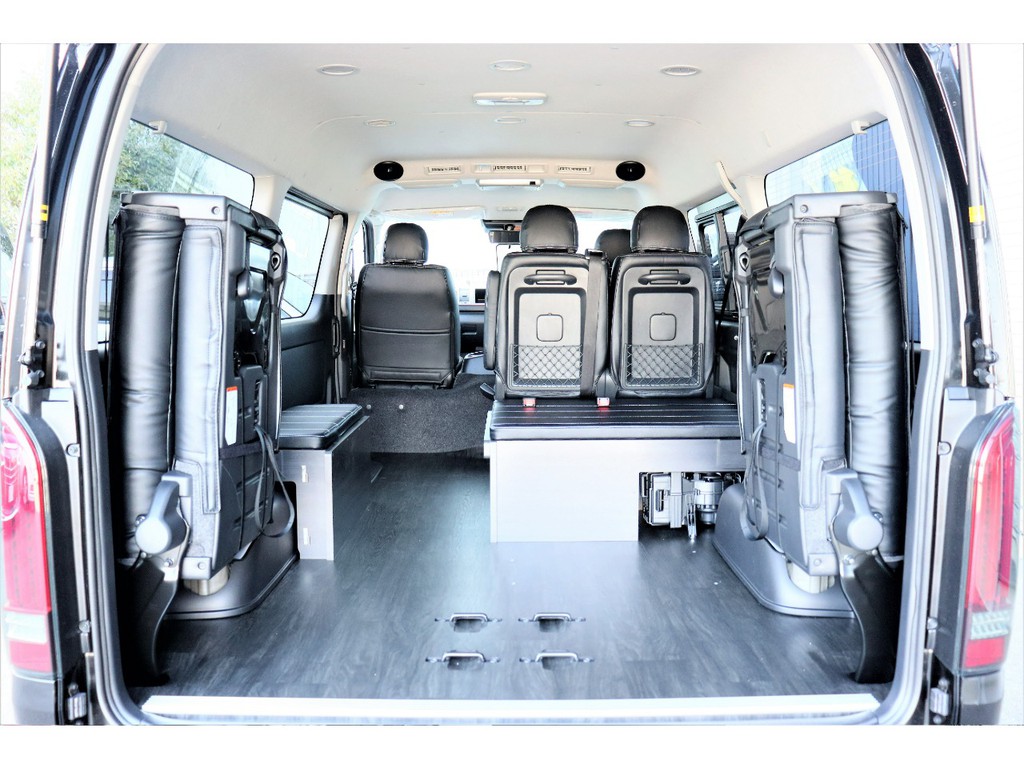 ４列目を跳ね上げるとハイエースならではの大容量荷室！