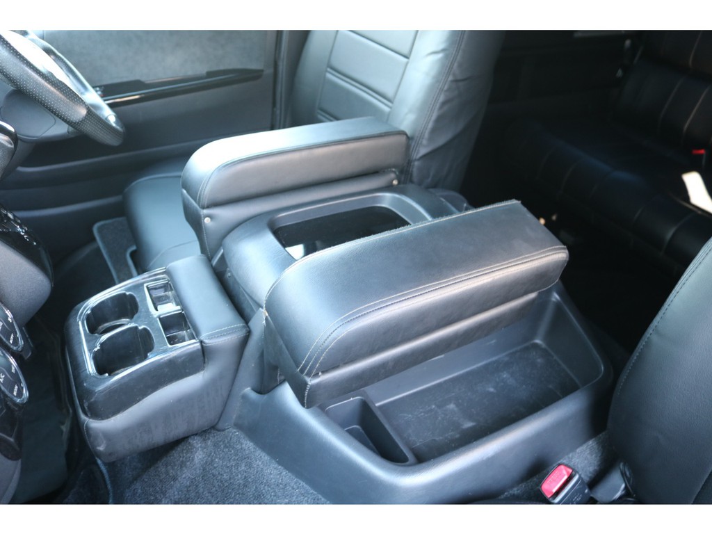 アームレスト左右、ドリンクホルダー装着済みです！