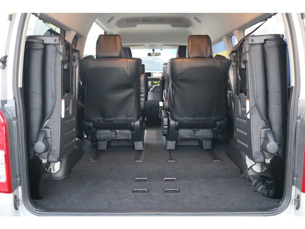 ４列目を跳ね上げると荷室を確保できます！