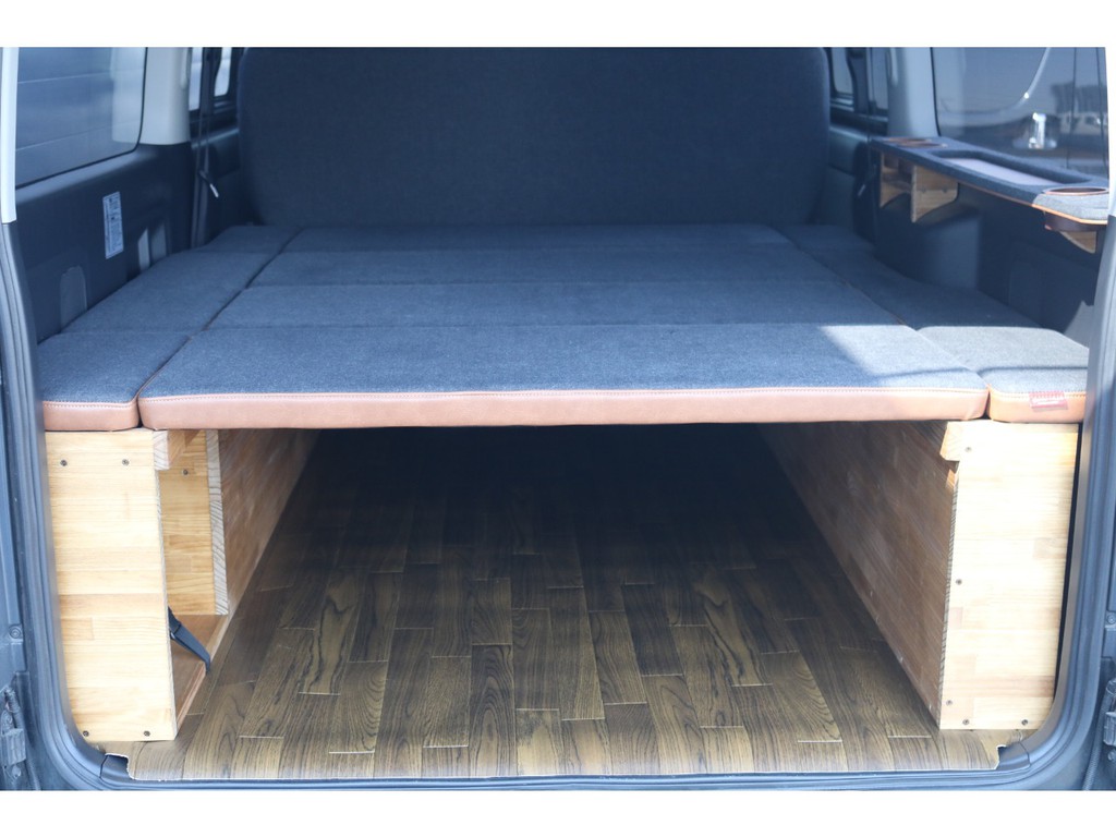 ベットキット装備ですので、車中泊も楽々です！