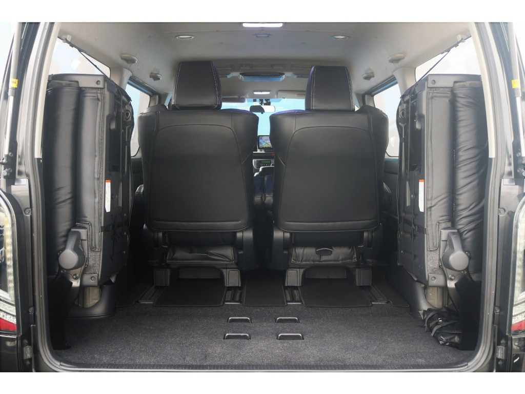 ４列目を跳ね上げると荷室も確保できます！