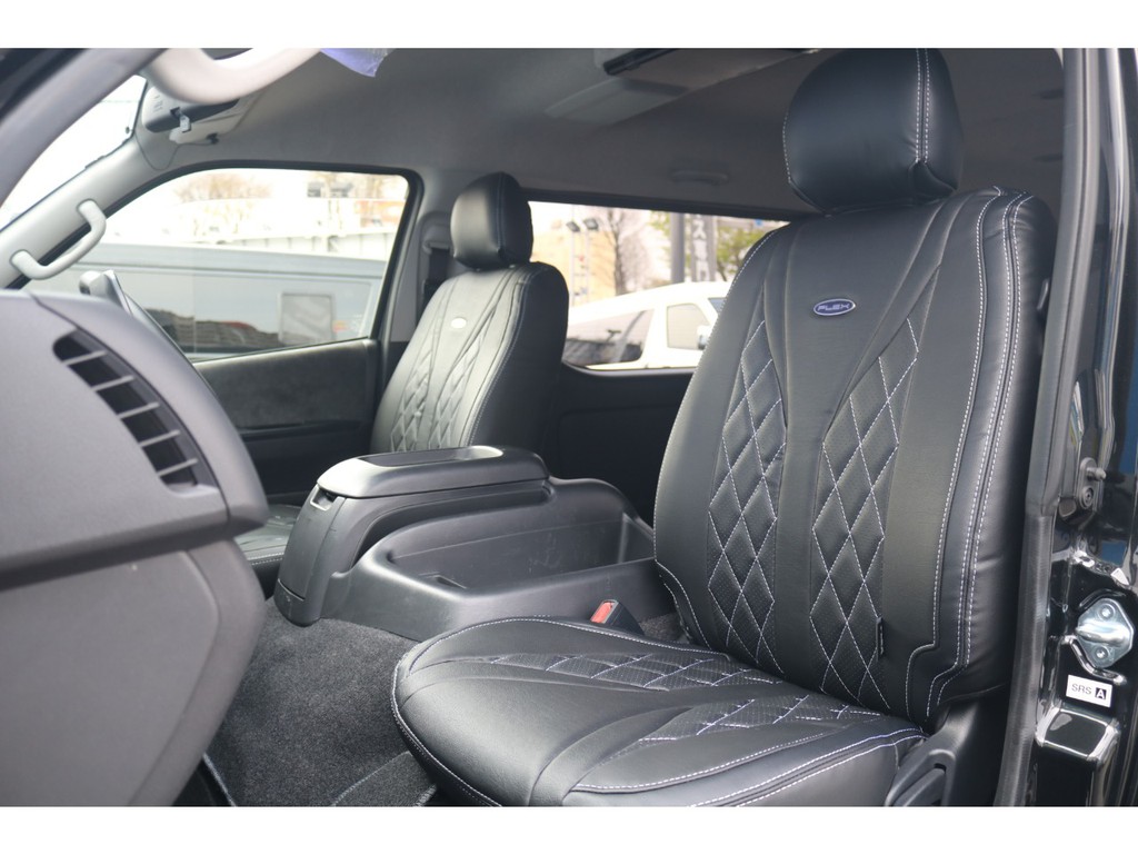 運転席、助手席も広々快適です