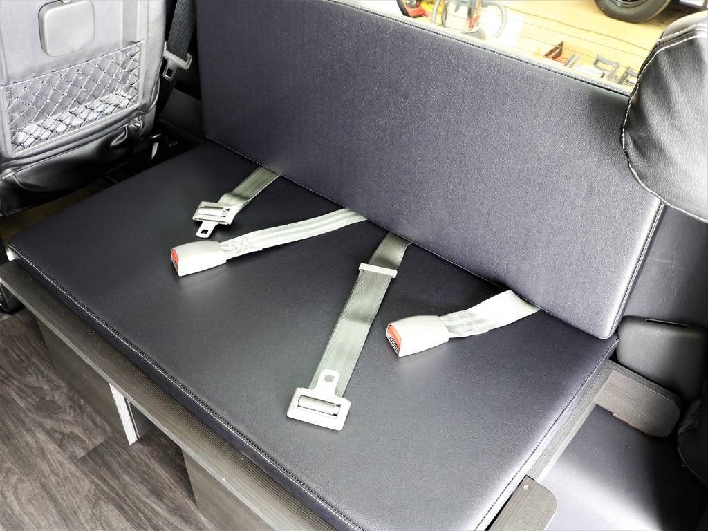 横向きシートで楽しく乗車頂けます！！