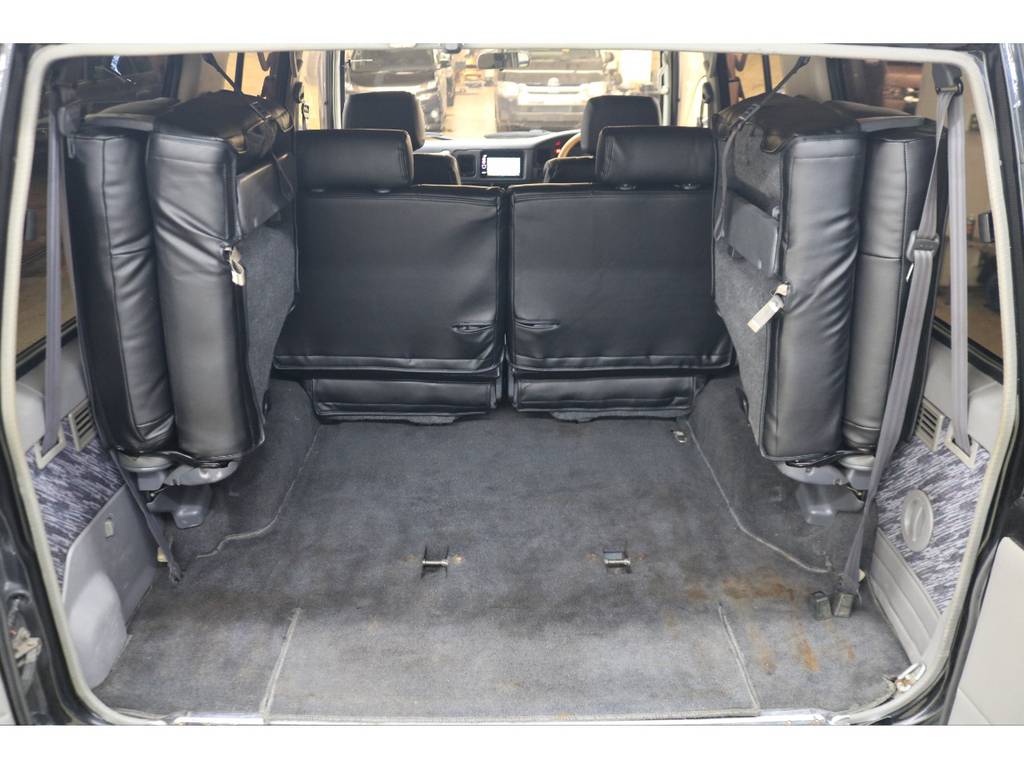 ３列目シートは跳ね上げ式となりますので荷室も確保できます♪