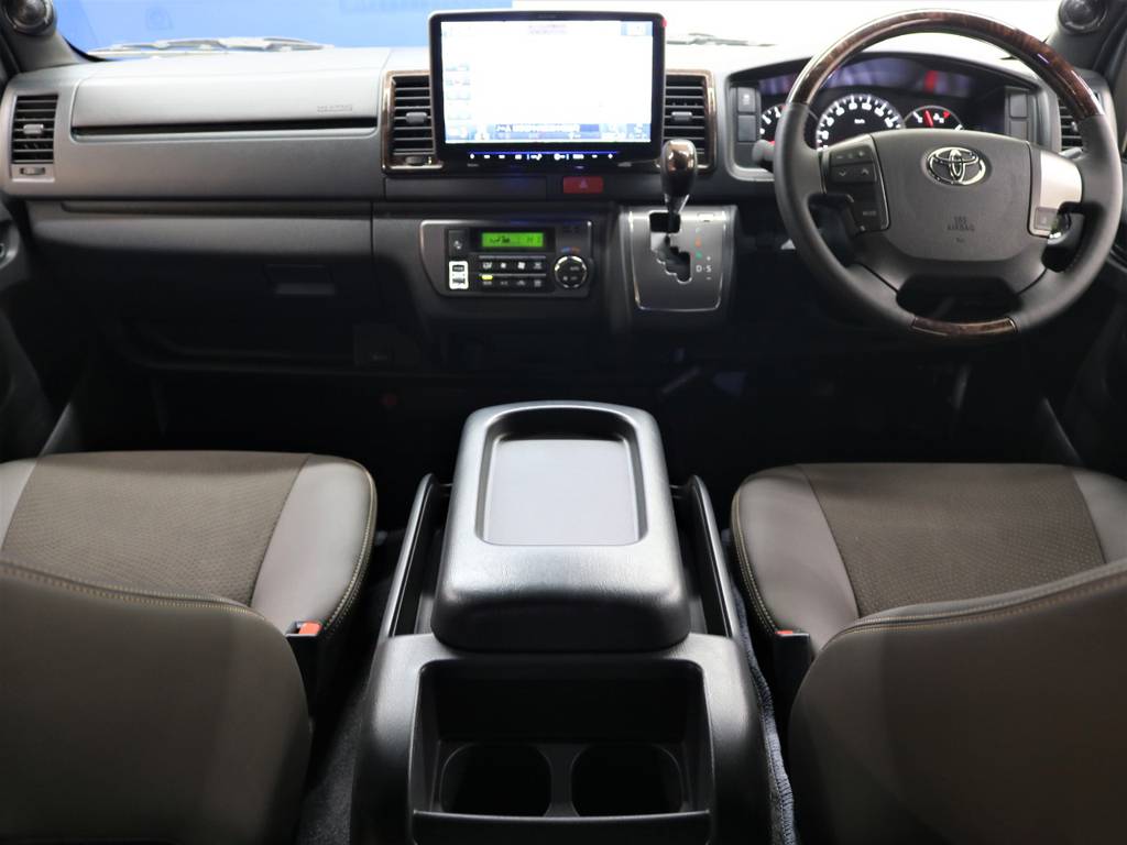 【ハイエースＶ ４ＷＤ Ｓ－ＧＬ ５０thＡＮＮＩＶＥＲＳＡＲＹ ＬＩＭＩＴＥＤ】