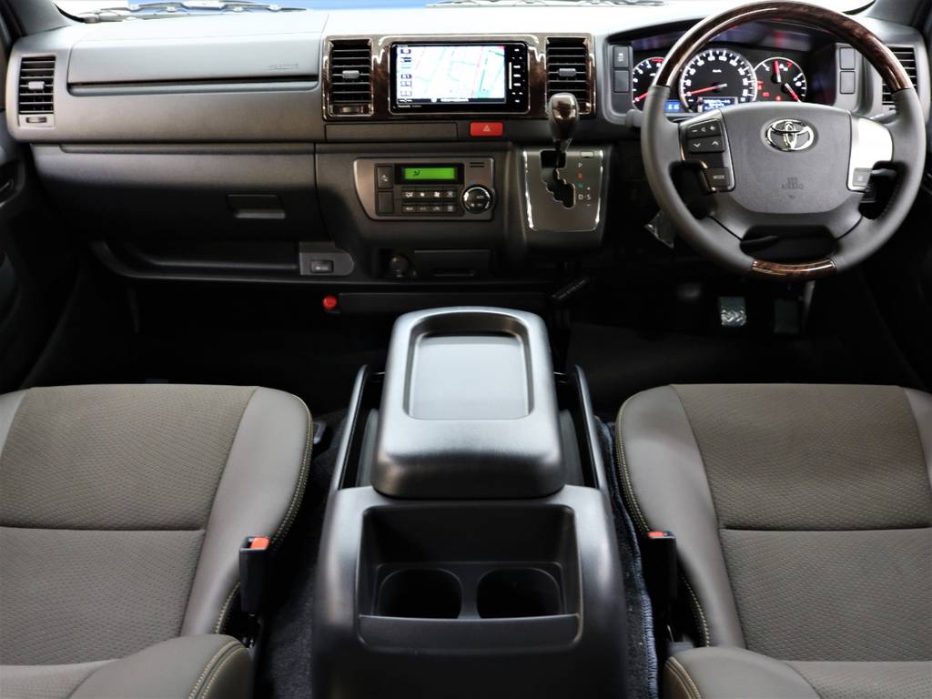 【ハイエースＶ ４ＷＤ Ｓ－ＧＬ ５０thＡＮＮＩＶＥＲＳＡＲＹ ＬＩＭＩＴＥＤ】