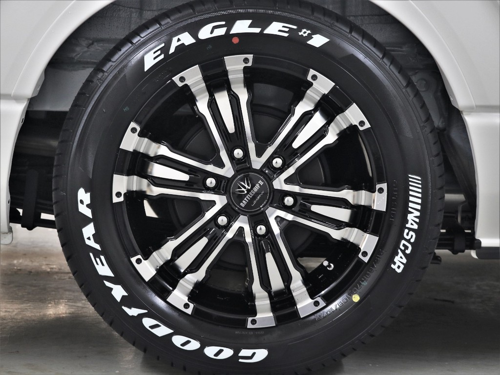 足元は17inバトルシップⅡアルミホイールにナスカータイヤ！