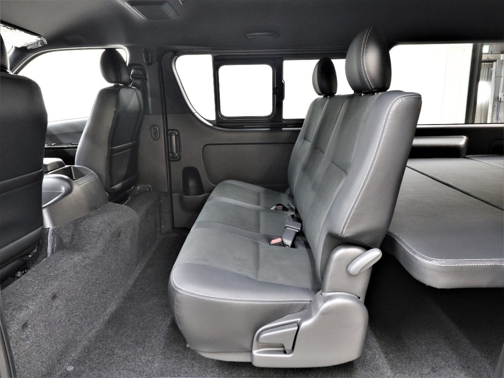 セカンドシートは折り畳み式になっております！特別仕様車専用ハーフレザーシート！