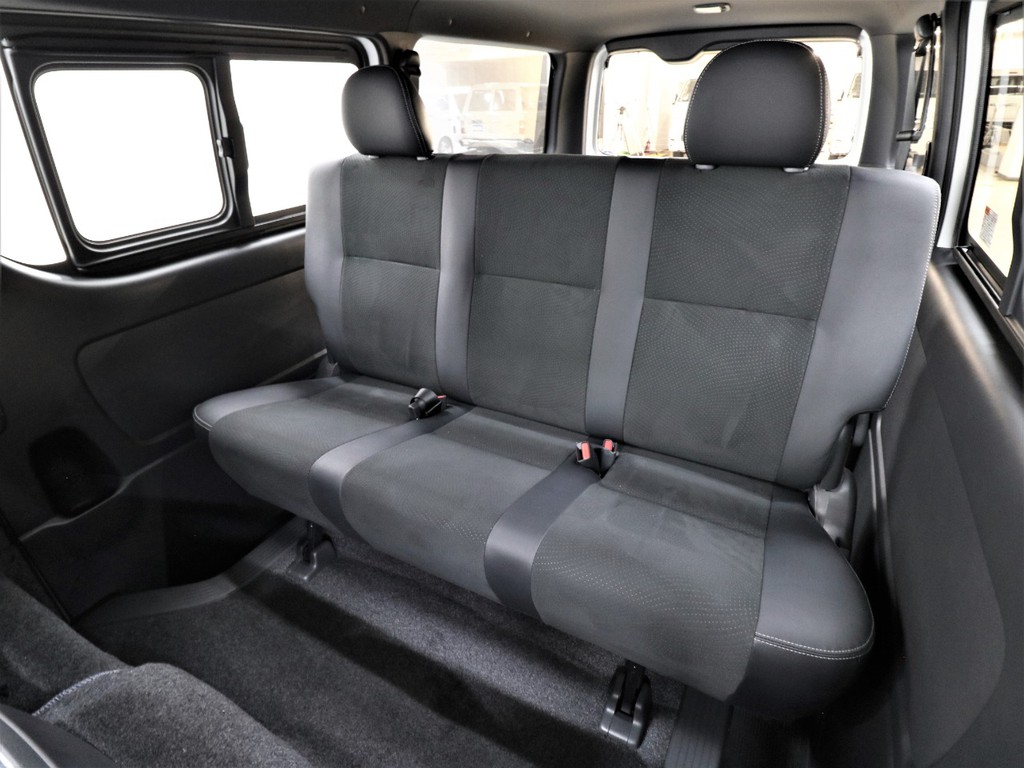 セカンドシートも特別仕様車専用シートです！