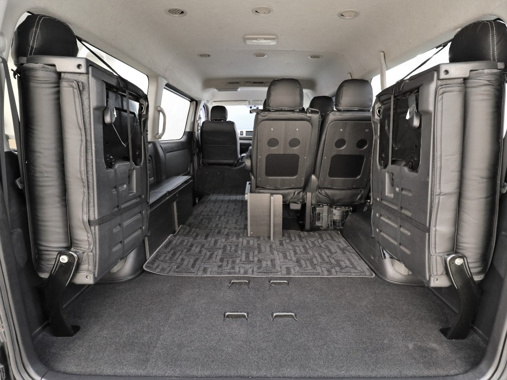 ４列目シートを跳ね上げてこんなに広々お使い頂けます！