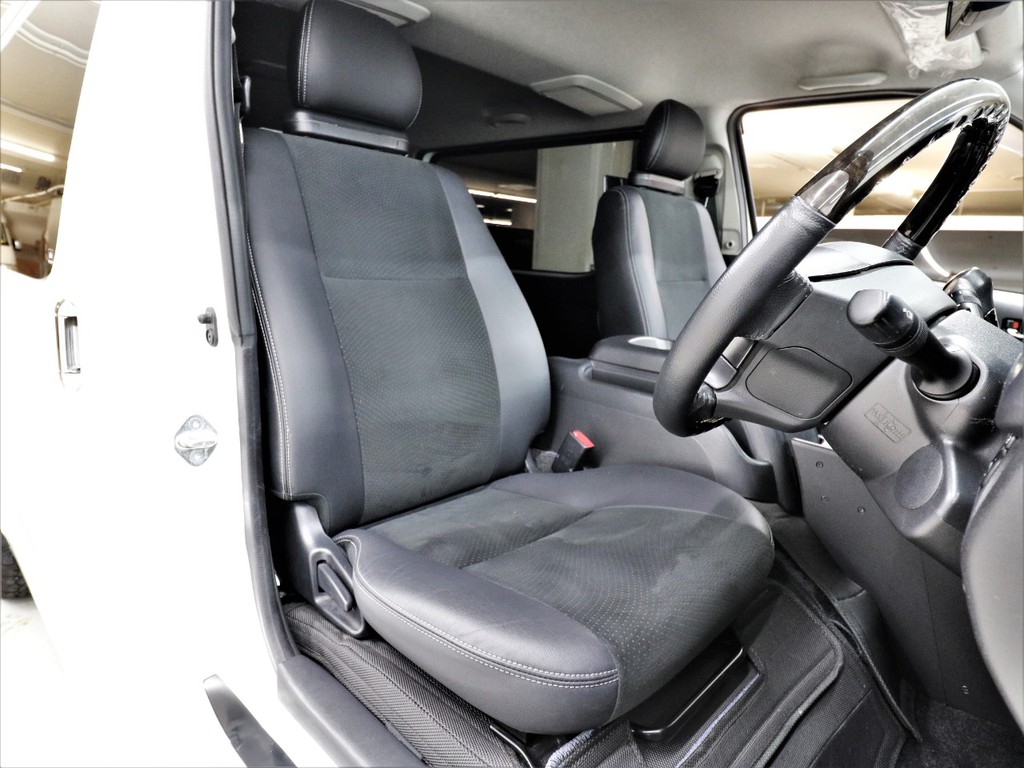 特別仕様車ダークプライム専用ハーフレザー表皮シート！