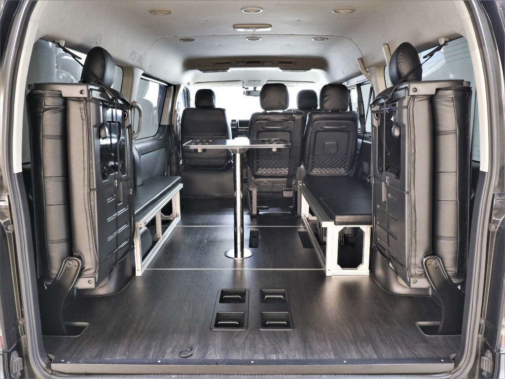 ４列目シートを跳ね上げてこんなに広々お使い頂けます！